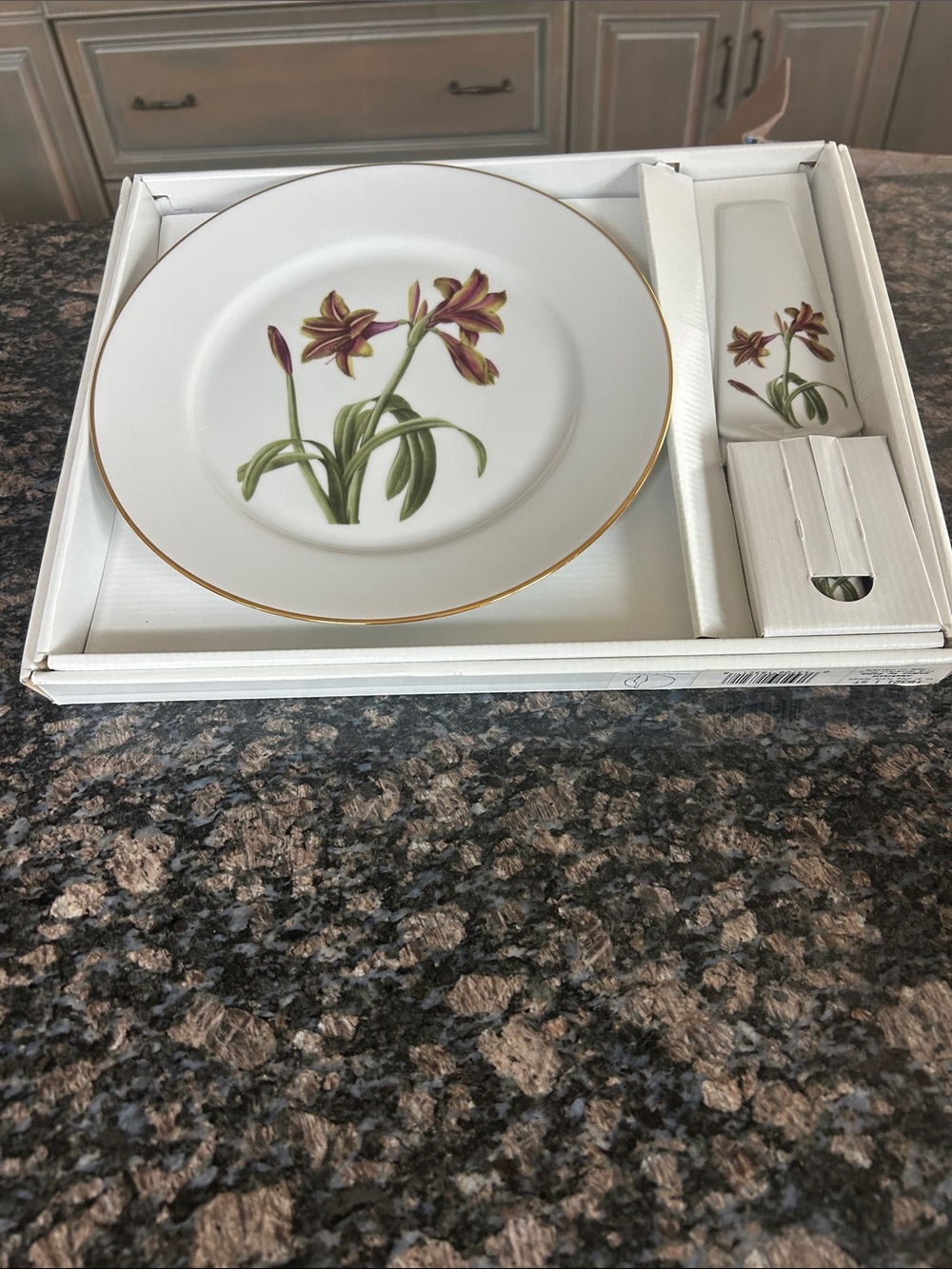 ANDREA BY SADEK AMARYLLIS 10.5" CAKE PLATE AND SERVER FINE PORCELAIN NWT